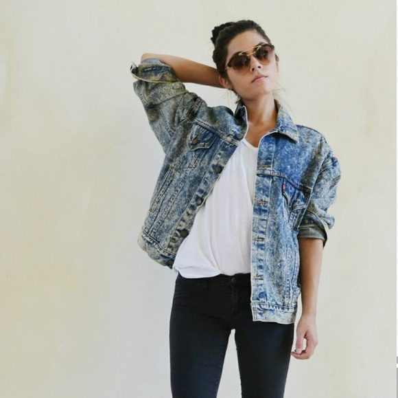 acid wash denim jacket outfit